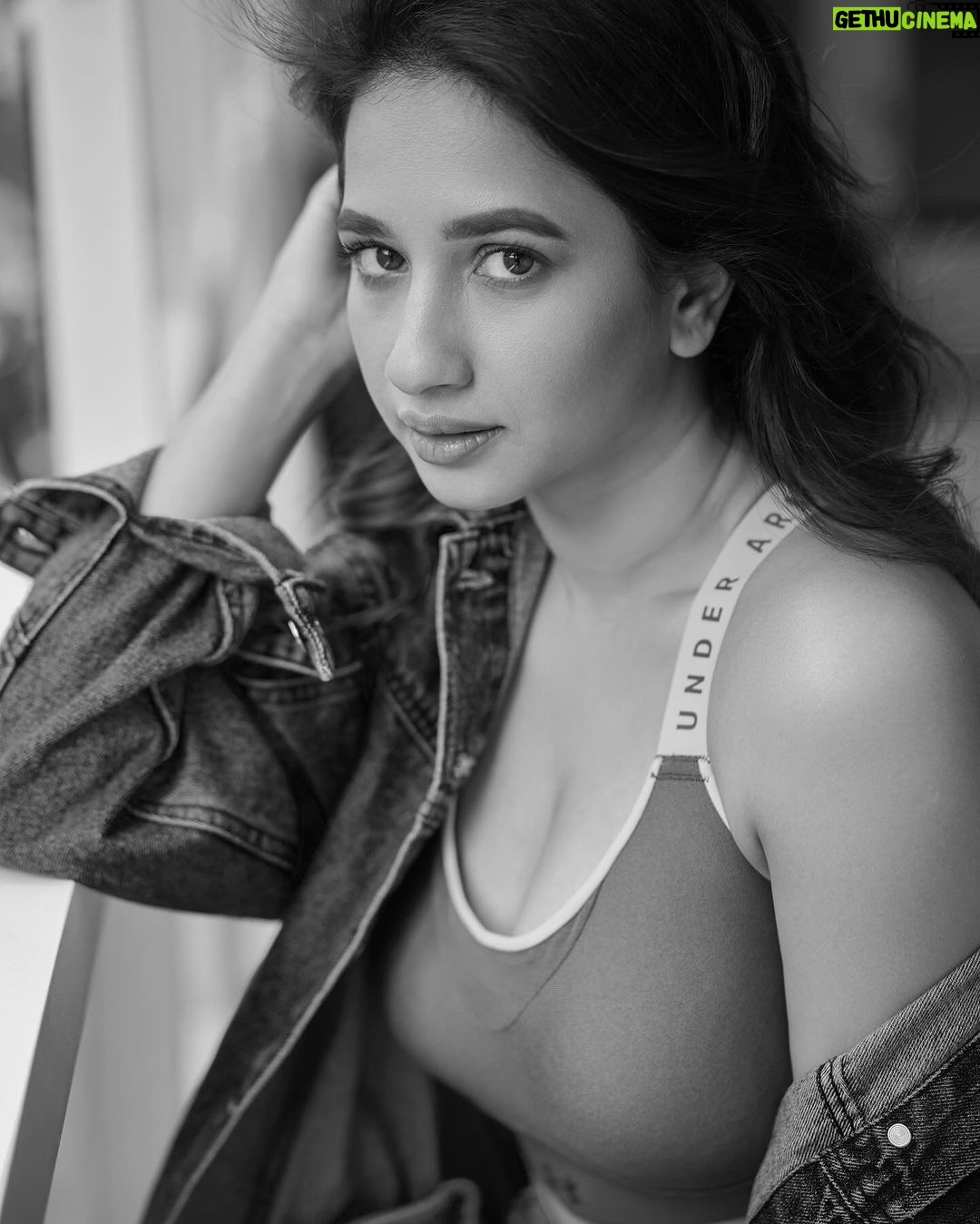 Manvita Kamath Instagram - In frame Actress : @realmanvitakamath 📸 . @sandeep.mv @_sunburstt_ Styled by : @varshini_janakiram @stilerush_by_varshinijanakiram 💄& 💇♀️ @abhilasha_kulkarni @harshasingh512 @thenichelabel Shot with @nikonindiaofficial #Z9 & lit with @profoto #B1x #manvithakamath #sandeepmv #portraitsbySMV #sunburstt #nikonZ9 #portrait Bangalore, India