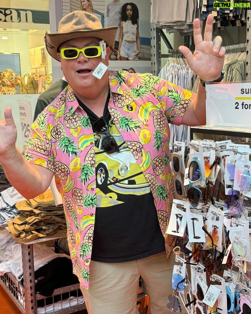 Marc Priestley Instagram - Took @mikebrewer shopping…he’s really embracing the local vibe down here in Oz.