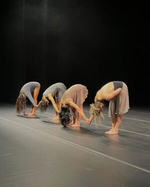 Marcella Landeiro Instagram - 6 semanas, 5 cidades, 19 apresentações.
nunca fui tão feliz.
pra mim o palco é o melhor lugar do mundo, e que sorte a minha passar essa temporada ao lado dessas 3 mulheres tão admiráveis: @gabrielaleitelima @jackyleal e @thaiskuwae 🥹
teve muito choro, muita risada, muita sintonia, muito acolhimento, crescimento, amadurecimento, reconhecimento, cura, doação, respeito, carinho, memes e roxos. 
um agradecimento especial ao muso ensaiador @gleyssonmoreira que tem a mente mais criativa, pirada e bonita que já vi. te ver existir é um privilégio e ter seus olhos me guiando é uma honra. 🤤
gratidão imensa à equipe que tornou isso possível: @verabicalho @henriquerodovalho @marcidornelas @carvalhogisele @sergioteatro 
obrigada @quasarciadedanca
obrigada @sesisp
obrigada jesusinho.
🥹🫶🏼