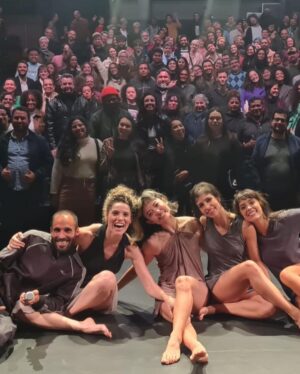 Marcella Landeiro Instagram - 6 semanas, 5 cidades, 19 apresentações.
nunca fui tão feliz.
pra mim o palco é o melhor lugar do mundo, e que sorte a minha passar essa temporada ao lado dessas 3 mulheres tão admiráveis: @gabrielaleitelima @jackyleal e @thaiskuwae 🥹
teve muito choro, muita risada, muita sintonia, muito acolhimento, crescimento, amadurecimento, reconhecimento, cura, doação, respeito, carinho, memes e roxos. 
um agradecimento especial ao muso ensaiador @gleyssonmoreira que tem a mente mais criativa, pirada e bonita que já vi. te ver existir é um privilégio e ter seus olhos me guiando é uma honra. 🤤
gratidão imensa à equipe que tornou isso possível: @verabicalho @henriquerodovalho @marcidornelas @carvalhogisele @sergioteatro 
obrigada @quasarciadedanca
obrigada @sesisp
obrigada jesusinho.
🥹🫶🏼