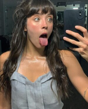 Marcella Landeiro Instagram - 6 semanas, 5 cidades, 19 apresentações.
nunca fui tão feliz.
pra mim o palco é o melhor lugar do mundo, e que sorte a minha passar essa temporada ao lado dessas 3 mulheres tão admiráveis: @gabrielaleitelima @jackyleal e @thaiskuwae 🥹
teve muito choro, muita risada, muita sintonia, muito acolhimento, crescimento, amadurecimento, reconhecimento, cura, doação, respeito, carinho, memes e roxos. 
um agradecimento especial ao muso ensaiador @gleyssonmoreira que tem a mente mais criativa, pirada e bonita que já vi. te ver existir é um privilégio e ter seus olhos me guiando é uma honra. 🤤
gratidão imensa à equipe que tornou isso possível: @verabicalho @henriquerodovalho @marcidornelas @carvalhogisele @sergioteatro 
obrigada @quasarciadedanca
obrigada @sesisp
obrigada jesusinho.
🥹🫶🏼