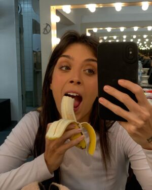 Marcella Landeiro Instagram - 6 semanas, 5 cidades, 19 apresentações.
nunca fui tão feliz.
pra mim o palco é o melhor lugar do mundo, e que sorte a minha passar essa temporada ao lado dessas 3 mulheres tão admiráveis: @gabrielaleitelima @jackyleal e @thaiskuwae 🥹
teve muito choro, muita risada, muita sintonia, muito acolhimento, crescimento, amadurecimento, reconhecimento, cura, doação, respeito, carinho, memes e roxos. 
um agradecimento especial ao muso ensaiador @gleyssonmoreira que tem a mente mais criativa, pirada e bonita que já vi. te ver existir é um privilégio e ter seus olhos me guiando é uma honra. 🤤
gratidão imensa à equipe que tornou isso possível: @verabicalho @henriquerodovalho @marcidornelas @carvalhogisele @sergioteatro 
obrigada @quasarciadedanca
obrigada @sesisp
obrigada jesusinho.
🥹🫶🏼