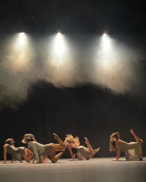 Marcella Landeiro Instagram - 6 semanas, 5 cidades, 19 apresentações.
nunca fui tão feliz.
pra mim o palco é o melhor lugar do mundo, e que sorte a minha passar essa temporada ao lado dessas 3 mulheres tão admiráveis: @gabrielaleitelima @jackyleal e @thaiskuwae 🥹
teve muito choro, muita risada, muita sintonia, muito acolhimento, crescimento, amadurecimento, reconhecimento, cura, doação, respeito, carinho, memes e roxos. 
um agradecimento especial ao muso ensaiador @gleyssonmoreira que tem a mente mais criativa, pirada e bonita que já vi. te ver existir é um privilégio e ter seus olhos me guiando é uma honra. 🤤
gratidão imensa à equipe que tornou isso possível: @verabicalho @henriquerodovalho @marcidornelas @carvalhogisele @sergioteatro 
obrigada @quasarciadedanca
obrigada @sesisp
obrigada jesusinho.
🥹🫶🏼
