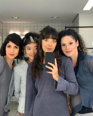Marcella Landeiro Instagram - 6 semanas, 5 cidades, 19 apresentações.
nunca fui tão feliz.
pra mim o palco é o melhor lugar do mundo, e que sorte a minha passar essa temporada ao lado dessas 3 mulheres tão admiráveis: @gabrielaleitelima @jackyleal e @thaiskuwae 🥹
teve muito choro, muita risada, muita sintonia, muito acolhimento, crescimento, amadurecimento, reconhecimento, cura, doação, respeito, carinho, memes e roxos. 
um agradecimento especial ao muso ensaiador @gleyssonmoreira que tem a mente mais criativa, pirada e bonita que já vi. te ver existir é um privilégio e ter seus olhos me guiando é uma honra. 🤤
gratidão imensa à equipe que tornou isso possível: @verabicalho @henriquerodovalho @marcidornelas @carvalhogisele @sergioteatro 
obrigada @quasarciadedanca
obrigada @sesisp
obrigada jesusinho.
🥹🫶🏼