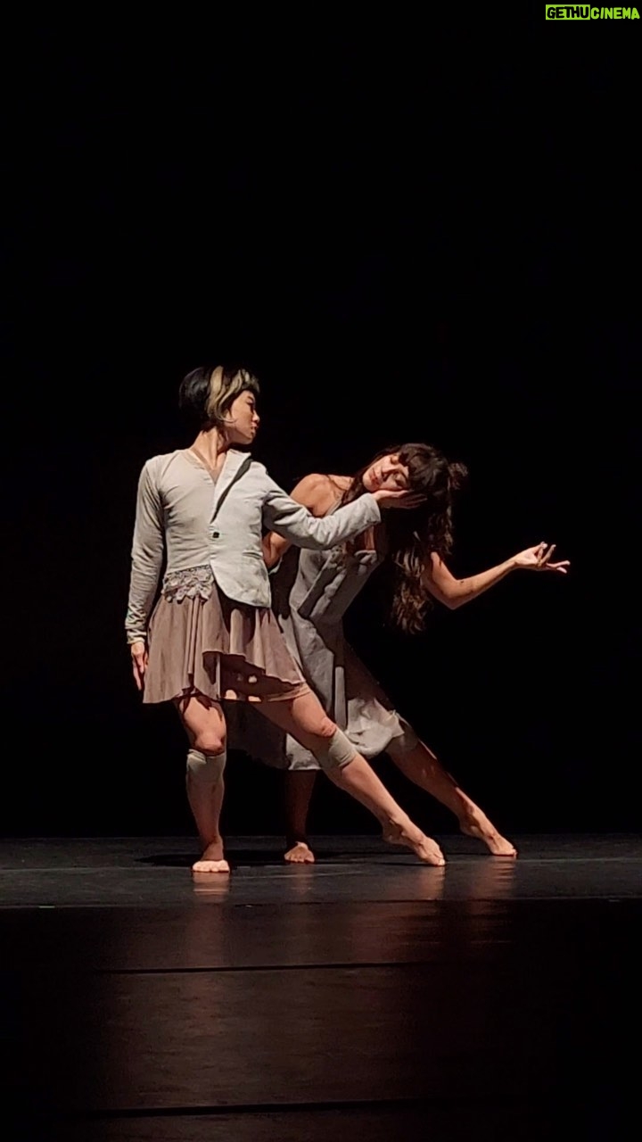 Marcella Landeiro Instagram - meu trecho preferido do espetáculo da @quasarciadedanca “estou sem silêncio” que depois de uma temporada incrível em sp, apresentaremos em GOIÂNIA nos dias 16 e 17 de SETEMBRO 🥹 já comprou seu ingresso? se não, corre no link da bio que ainda dá tempo 🙃 Teatro Goiânia