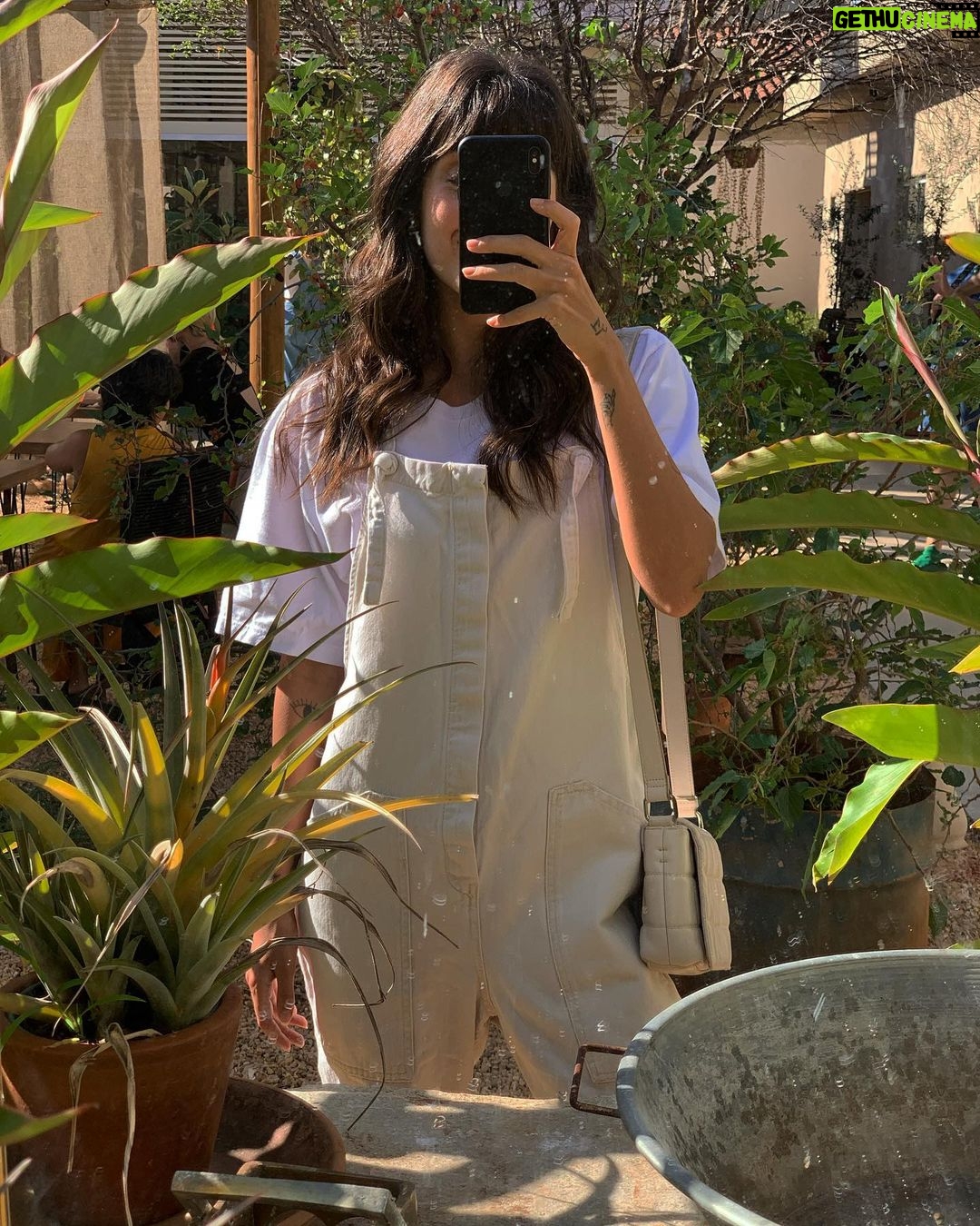 Marcella Landeiro Instagram - já que uso meu perfil no instagram como um scrapbook queria deixar registrado que hoje foi um dia bom 🥰 fiz esse vaso pra você, mãe 🌹