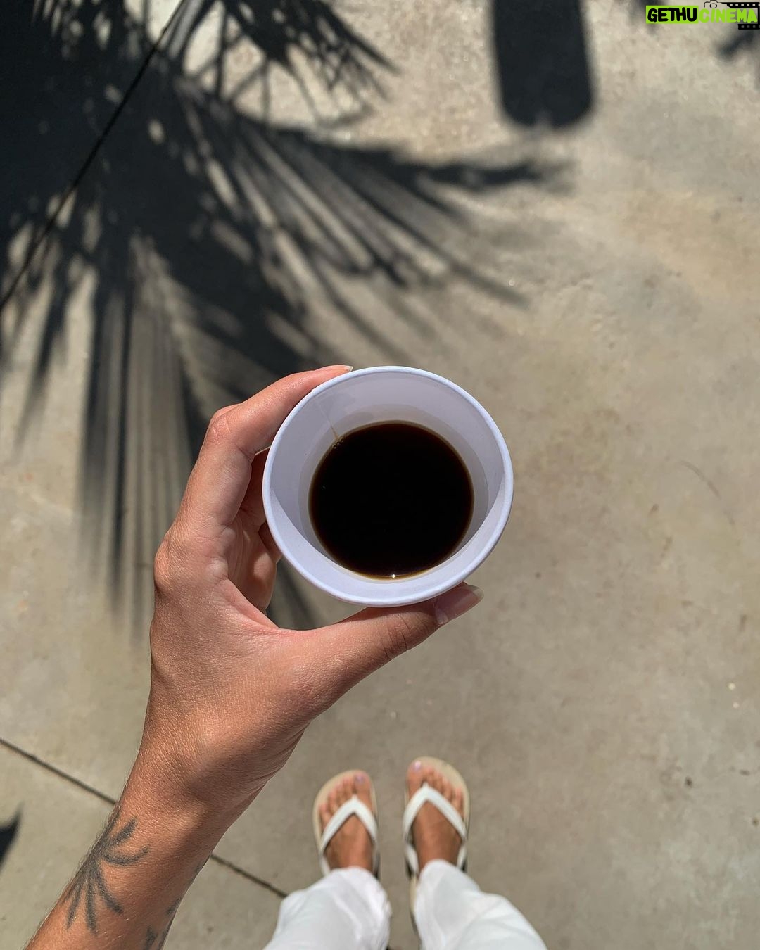 Marcella Landeiro Instagram - já que uso meu perfil no instagram como um scrapbook queria deixar registrado que hoje foi um dia bom 🥰 fiz esse vaso pra você, mãe 🌹
