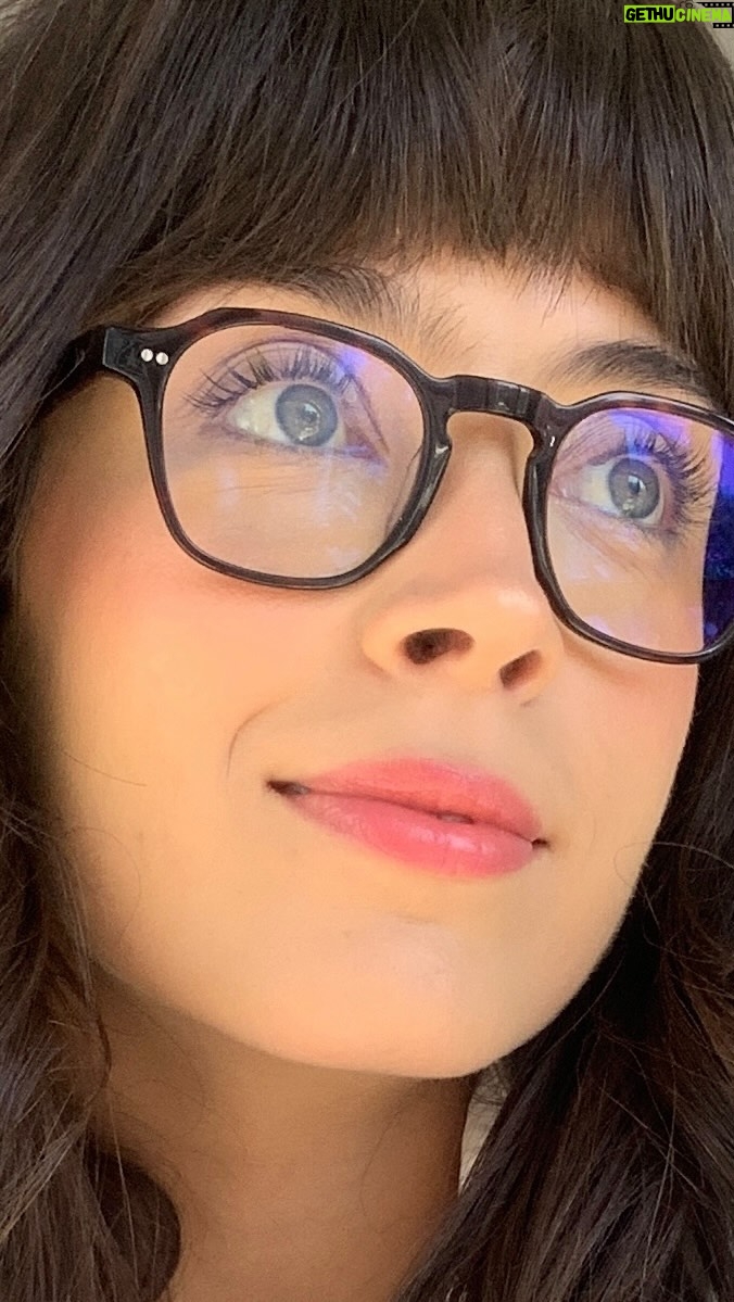 Marcella Landeiro Instagram - depois que comecei a usar óculos de grau nunca mais desgrudei da @zerezes que além de entregar qualidade e design, entrega personalidade 🤓 sinto que cada modelo desbloqueou uma nova skin em mim 😂 obrigada por isso, @zerezes (lembrando que tenho cupom de desconto MAR10)