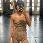 Marcella Landeiro Instagram - giro de noticias 1. estreia do espetáculo “menos da metade” da @quasarciadedanca 2. viciada em expresso laranja 3. falha no som porém terminamos a capela 4. feliz ✨ 5. minha cena preferida do espetáculo 6. imagina o estado do meu cabelo depois de várias apresentações com terra? 7. preciso apenas de um cosmopolitan e meu @zerezes pra viver 8. prova de figurino e espelho sujo 9. ensaios 10. melhor lugar do mundo