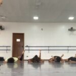 Marcella Landeiro Instagram - giro de noticias 1. estreia do espetáculo “menos da metade” da @quasarciadedanca 2. viciada em expresso laranja 3. falha no som porém terminamos a capela 4. feliz ✨ 5. minha cena preferida do espetáculo 6. imagina o estado do meu cabelo depois de várias apresentações com terra? 7. preciso apenas de um cosmopolitan e meu @zerezes pra viver 8. prova de figurino e espelho sujo 9. ensaios 10. melhor lugar do mundo