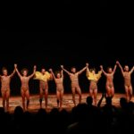 Marcella Landeiro Instagram - giro de noticias 1. estreia do espetáculo “menos da metade” da @quasarciadedanca 2. viciada em expresso laranja 3. falha no som porém terminamos a capela 4. feliz ✨ 5. minha cena preferida do espetáculo 6. imagina o estado do meu cabelo depois de várias apresentações com terra? 7. preciso apenas de um cosmopolitan e meu @zerezes pra viver 8. prova de figurino e espelho sujo 9. ensaios 10. melhor lugar do mundo