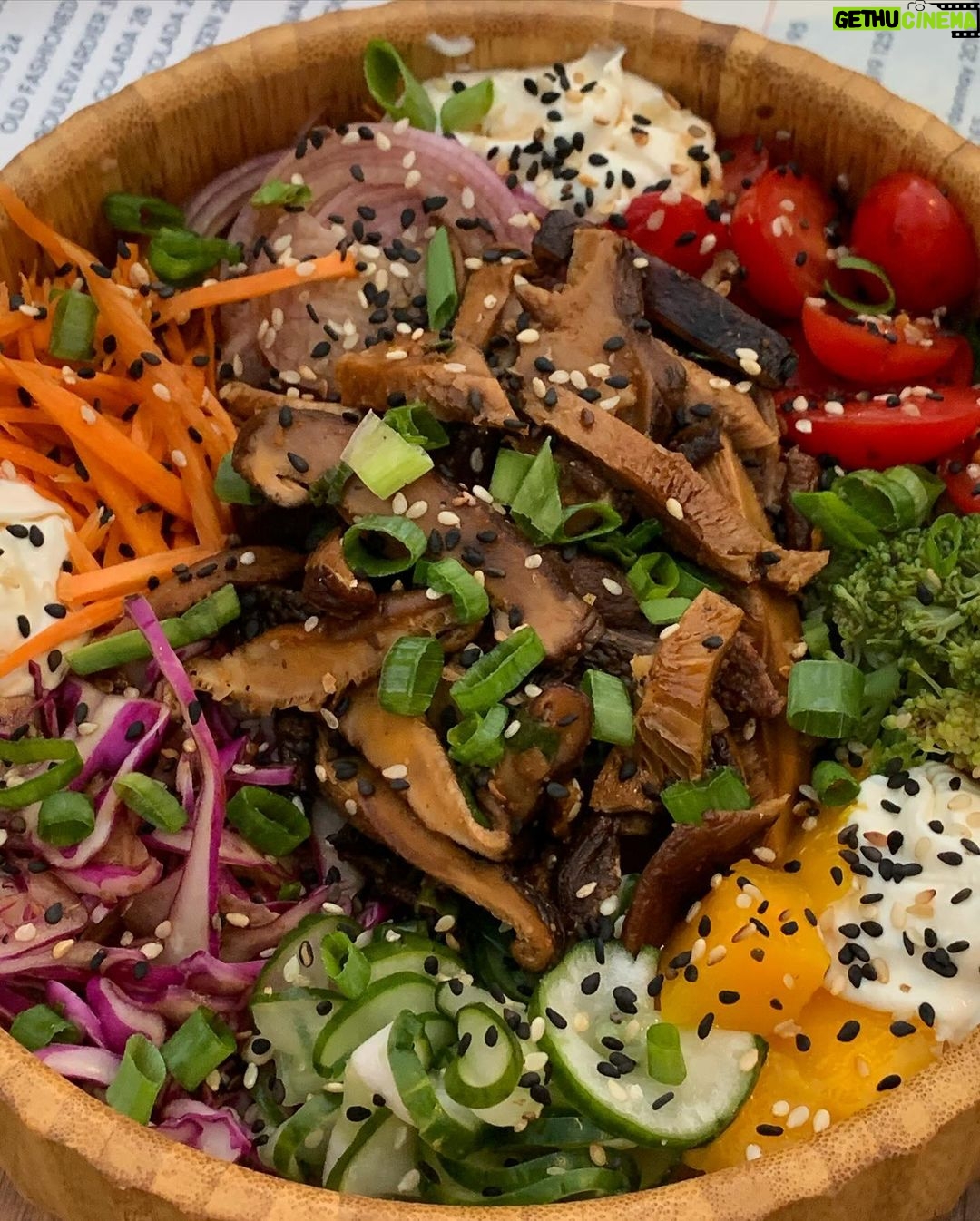Marcella Landeiro Instagram - só pra avisar que eu comecei uma curadoria de opções vegetarianas em goiânia no @goianiavegetariana 😋 Goiânia, Brazil