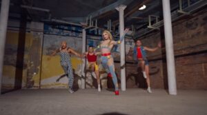 Marcia Marcia Marcia Instagram - I heard the rusical was tonight or something?🤔…
Thank you so much to @austinunes for shooting our lil video, and to @nicksilverioo @nickxdrake & @kennethmichaelmurray for dancing with me!!
And of COURSE to @devinlewismusic for doing allllll the heavy lifting on the arrangements, production, EVERYTHING vocals!
I wish I could have gotten “Wigloose” with my gals, but working on this project was such a labor of love. The look, and the choreography are done by me! 💛
