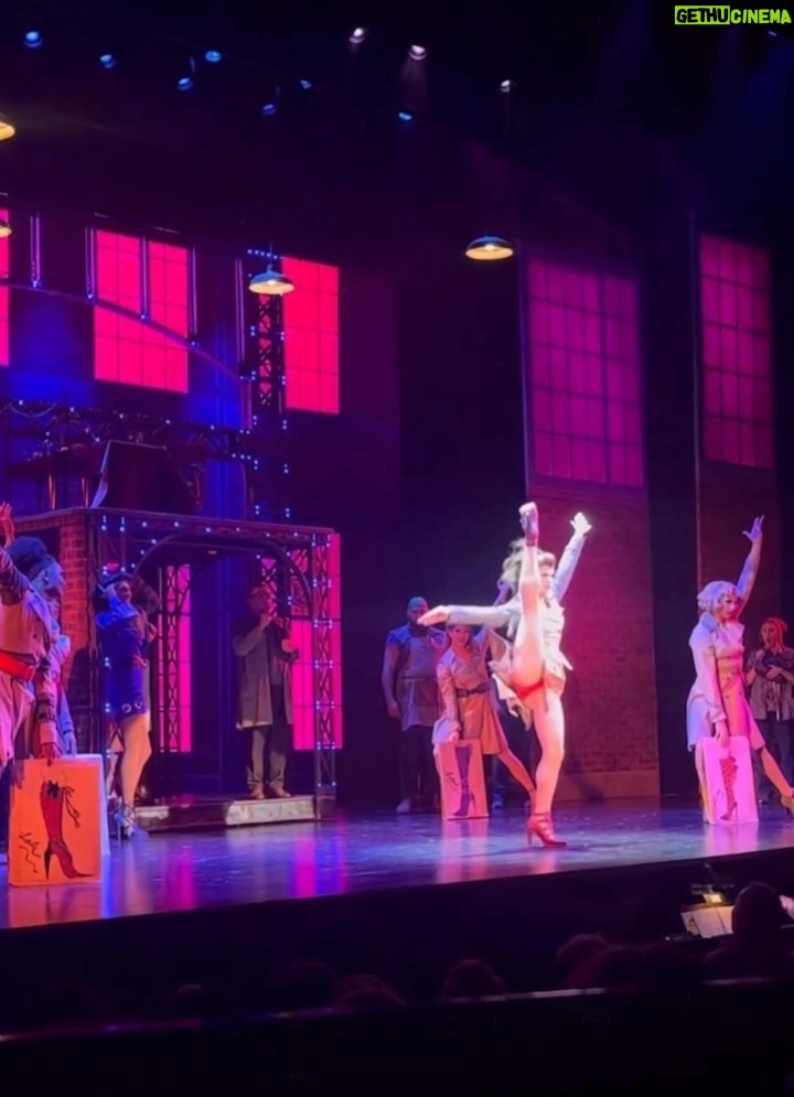 Marcia Marcia Marcia Instagram - One last jumpsplit for you all to say “Happy Trails” to @kinkybootsbway 💛 Stage 42