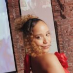 Mari Oliveira Instagram - DNA do crime chega à @netflixbrasil dia 14 de novembro pra vocês conhecerem a Maria Clara 💥❤️ mk @thitogonc look @carolhungriabrand