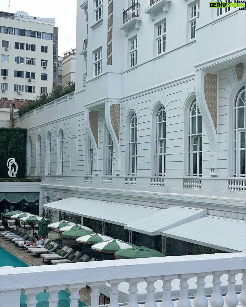 Mari Oliveira Instagram - manhã deliciosa na piscina mais icônica do rio de janeiro 💛 #100DoCopa Belmond Copacabana Palace
