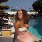 Mari Oliveira Instagram - manhã deliciosa na piscina mais icônica do rio de janeiro 💛 #100DoCopa Belmond Copacabana Palace