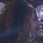 Mari Oliveira Instagram - tem coisa que parece um presente da vida embrulhado num laço brilhante verde limão porque ser o passado da @thalitacarauta nesse amor com @mateusolanooficial já é uma delícia, agora cantando maria bethânia que é meu maior amor de cantora da vida é réveillon de copacabana no meu coração!!!!!!!! obrigada @daniflomin pela parceria e por me deixar ser fã mesmo em cena 💞💞💞💞✨ Rede Globo