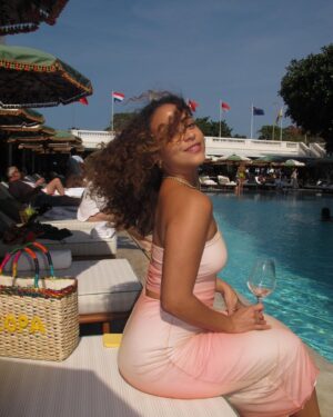 Mari Oliveira Instagram - manhã deliciosa na piscina mais icônica do rio de janeiro 💛 #100DoCopa