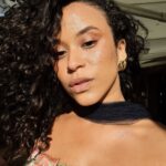 Mari Oliveira Instagram - o 779 tá passando longe agora, né? de anchieta pra première do filme "Tre Piani" no @festivaldecannes 2021✨ • cabelo milagroso @solucoescapilares.hs • beleza guiada por @_danielleleone e produtos @jolijolimakeup • styling @predoazevedo • obrigada @zanyassessoria e @maisagouveiaestilista pelo vestido de princesa. obrigada @gua_________ pela joia, atenção e compartilhar comigo a alegria desse dia tão especial.