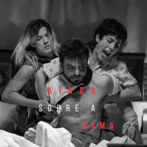 Maria Eduarda Machado Instagram - Viemos aqui, com muita alegria, dar a notícia que daqui uma semana faremos faremos a reestreia do nosso espetáculo AINDA SOBRE A CAMA, com direção do Lubi, que foi indicada a Melhor Direção pelo APCA 2023, e vamos ficar em cartaz no  @tusp.teatrodausp. ⚡️✨🙌🏻

AINDA SOBRE A CAMA

Isso aqui é mais uma vez a tentativa de construir uma cama. E essa cama não é ninho, não vai parir ninguém e nem oferecerá o descanso merecido. Ela talvez testemunhe a  inércia de sentimentos, palavras e ações que ainda hoje repetimos desde 1837. Uma instalação cênica para uma dramaturgia  contemporânea criada a partir da obra Leonce e Lena de Georg Büchner. Do ócio ao tédio. Do tédio ao sexo. Do sexo à violência. Da violência ao controle.

Temporada de 16/11 a 17/12. 

⏰ Quinta a sábado 20h. Domingos 18h. 
🔴 Ingressos no sympla link na bio do @aindasobreacama 
📍 @tusp.teatrodausp. 
Rua Maria Antônia, 374, São Paulo. 
Recomendação: 18 anos 

Direção: @luizfernandomarqueslubi 
Diretora assistente/voz off: @erica_montanheiro 
Elenco:
@camilamcohen @m.eduardamachado @bianchini.luizfelipe 
Dramaturgia:
@camilamcohen @m.eduardamachado @erica_montanheiro @luizfernandomarqueslubi @bianchini.luizfelipe 
Iluminação: @wagnerantonio 
Operação: @danilomartim.dan 
Produção: @corporastreado @ludpicosque 
Foto: @lavraphillip
Assessoria de Imprensa: @canal_aberto
arte gráfica: @lucascorbucci

VEM! VEM! VEM! ⚡️🙌🏻