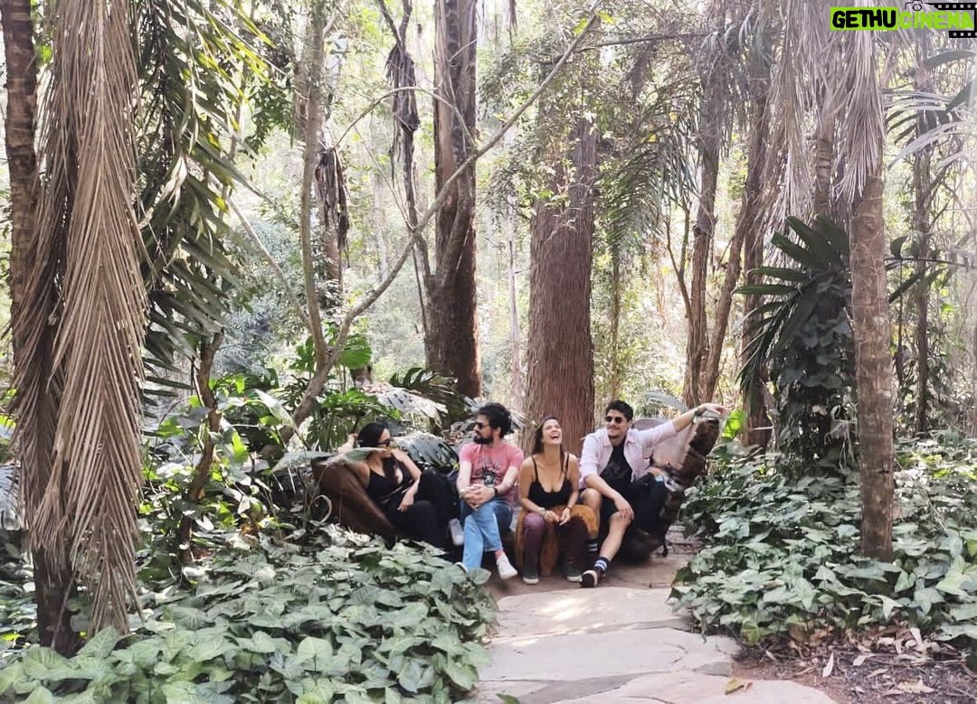 Maria Eduarda Machado Instagram - Capa j谩 tem, agora s贸 falta o nome da banda 馃挮馃А Inhotim