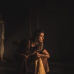 Maria Eduarda Machado Instagram - Semana passada fechamos os @treinospublicos com uma ação artística inesquecível…(as fotos do genial @mangolin falam por si.) A pergunta que me ficou desse processo de treinamento : onde eu me apoio? Seja no coletivo, na audiência, na próprias categorias e princípios de movimento… Como fazer a melhor escolha? A escolha está feita. Agradeço de corpo e suor , cada presença! Obrigada @lulu_guimaraez e @fabiano.lodi pelo olhar, @galpaodofolias pela acolhida, e a todes que estiveram por perto. Foi lindo e continua! Ser artista é ser movimento. Beijo🔥 #viewpointsnobrasil #portalmud #teatrofisico #artesdacena #proac2021