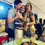 Maria Eduarda Machado Instagram - #tbt❤️ do dia 8/4 , fatídico dia em que há 36 anos chorei pela primeira vez … obrigada amigues por estarem junto ! Obrigada melhor amigo e amorzin da minha vida @alexismuller 🎈💓