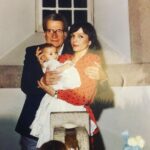 Maria Eduarda Machado Instagram - Dia das mães - ela me ligou já chorosa de saudade - estamos longe, eu sei, mas a distância da memória fica tão pequena quando lembramos tudo de bom que já vivemos. O amor de mãe e filha é para mim, a maior cumplicidade na terra. Te amo Maria Clara ! Na primeira foto, uma tríade de respeito - eu, mãe e avô Hélio Pellegrino, que deveria estar vivo até hoje, tecendo outros sentidos de existência para mim ( e não só pra mim, para a sociedade, ouso dizer….)❤️#diadasmaes
