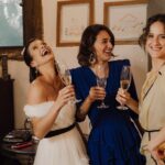 Maria Eduarda Machado Instagram - Essa foto eu nem sei como começar a descrever. Eu poderia começar falando da circunstância especial, casamento , claro, lindo , mas poderia também começar pelos anos de amizade com as duas, o que seria um belo começo de 25 anos atrás. Acho que agora só quero agradecer às duas por tudo o que nos conecta. E Hoje um beijo especial vai pra @anitabovino , que estava deslumbrante neste azul royal; falou coisas lindas e fez o maior sucesso. Feliz cumple boluda! Te amo e amo nossa amizade! (Sinta-se agora tocada por meu mindinho no seu). Foto: @nataliacastro_fotografa