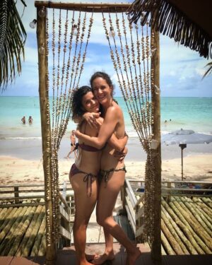 Maria Eduarda Machado Instagram - Eu  tenho um negócio que é o seguinte: não saio amando todo mundo não, mas tem pessoas que vem lá de longe, desde pequena, e vão preenchendo boa parte do seu 🫀…
Feliz aniversário ana Bial , eu te amo muito! 
Que esse momento da foto se repita mais vezes … por toda vida!