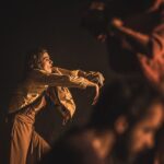 Maria Eduarda Machado Instagram - Semana passada fechamos os @treinospublicos com uma ação artística inesquecível…(as fotos do genial @mangolin falam por si.) A pergunta que me ficou desse processo de treinamento : onde eu me apoio? Seja no coletivo, na audiência, na próprias categorias e princípios de movimento… Como fazer a melhor escolha? A escolha está feita. Agradeço de corpo e suor , cada presença! Obrigada @lulu_guimaraez e @fabiano.lodi pelo olhar, @galpaodofolias pela acolhida, e a todes que estiveram por perto. Foi lindo e continua! Ser artista é ser movimento. Beijo🔥 #viewpointsnobrasil #portalmud #teatrofisico #artesdacena #proac2021
