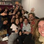 Maria Eduarda Machado Instagram - Semana passada fechamos os @treinospublicos com uma ação artística inesquecível…(as fotos do genial @mangolin falam por si.) A pergunta que me ficou desse processo de treinamento : onde eu me apoio? Seja no coletivo, na audiência, na próprias categorias e princípios de movimento… Como fazer a melhor escolha? A escolha está feita. Agradeço de corpo e suor , cada presença! Obrigada @lulu_guimaraez e @fabiano.lodi pelo olhar, @galpaodofolias pela acolhida, e a todes que estiveram por perto. Foi lindo e continua! Ser artista é ser movimento. Beijo🔥 #viewpointsnobrasil #portalmud #teatrofisico #artesdacena #proac2021