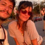Maria Eduarda Machado Instagram - Exi, hoje é dia de comemorar? Hoje? Que nada… É só dia de postar fotinho bonitinha mesmo. Porque a grande comemoração sabe qual é? Acordar todo dia e ver a sua boca aos poucos se abrindo, montando um sorriso no rosto. E a partir do sorriso e da escolha que é sorrir, que venha o resto. Que o amor se profilere com leveza, humor e muita sacanagem! Viva a gente. E obrigada por fazer meu almoço todos os dias- eu não viveria só do meu omelete. Te amo , pai da Loba !