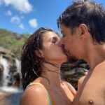 Maria Eduarda Machado Instagram - Exi, hoje é dia de comemorar? Hoje? Que nada… É só dia de postar fotinho bonitinha mesmo. Porque a grande comemoração sabe qual é? Acordar todo dia e ver a sua boca aos poucos se abrindo, montando um sorriso no rosto. E a partir do sorriso e da escolha que é sorrir, que venha o resto. Que o amor se profilere com leveza, humor e muita sacanagem! Viva a gente. E obrigada por fazer meu almoço todos os dias- eu não viveria só do meu omelete. Te amo , pai da Loba !