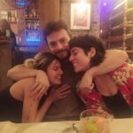 Maria Eduarda Machado Instagram - #postdegratidão Essas duas fotos foram tiradas ontem, depois de completada a primeira semana da nossa temporada na Oswald. É bonito fazer teatro com amigos. Eles nos dão força e nos ensinam a todo momento. Por isso os admiramos sempre. Não só por isso, mas porque a intimidade que funda a amizade abre terrenos férteis onde tudo pode acontecer. E depois que a plateia entra e as luzes são apagadas, tudo pode acontecer. Essa peça é resistência porque renasceu das cinzas. Mas ela só existe porque o amor é a peça mais resistente que existe. Obrigada amigos @bianchini.luizfelipe e @camilamcohen por caminhar junto. E obrigada à @luizfernandomarqueslubi , @erica_montanheiro , @danilomartim.dan , @ludpicosque e @corporastreado por nos acolher e fazer o trabalho existir 💫❤️ Nossos corações brancos e gelados estão sangrando de amor e alegria com vocês. Sigamos! Oficina Cultural Oswald Andrade