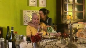 Maria Eduarda Machado Instagram - Pai, hoje você faz 80. OITENTA! Viva! Viva! Oitenta anos  cheio de projetos, pensando e repensando ideias de uma vida inteira. Que orgulho tenho de você! Que seu dia seja repleto dos elementos desta foto , que tiramos ano passado: com afeto e bastante vinho, que é pra amolecer o coração. Te amo !