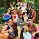 Maria Eduarda Machado Instagram - Somos as @mara.brilhosas, um bando de mina legal e que adora fazer som… impressionante como uma batucada mexe com cada estrutura do nosso corpo, arrepia, emociona, dá força e desejo de amar os outros. Obrigada meninas pelo privilégio que é carnavalizar com vocês! 🧡🥁 Sigam a gente, chamem a gente pro seu evento que a gente é pura alegria ! ☀️🎊 São Paulo, Brazil