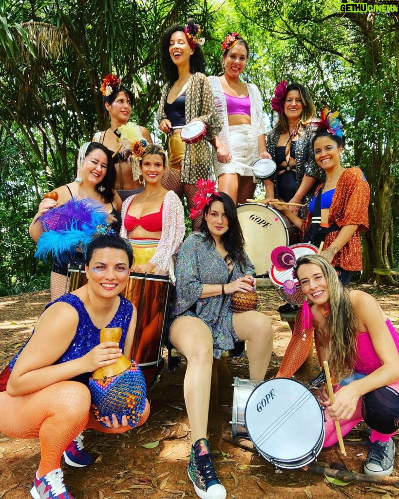 Maria Eduarda Machado Instagram - Somos as @mara.brilhosas, um bando de mina legal e que adora fazer som… impressionante como uma batucada mexe com cada estrutura do nosso corpo, arrepia, emociona, dá força e desejo de amar os outros. Obrigada meninas pelo privilégio que é carnavalizar com vocês! 🧡🥁 Sigam a gente, chamem a gente pro seu evento que a gente é pura alegria ! ☀️🎊 São Paulo, Brazil