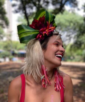 Maria Eduarda Machado Instagram - Tô platinada, amo batucar , o carnaval é a melhor festa do mundo e hoje as @mara.brilhosas tocam as 18 na @nossacasa.vilamadalena 🧡🥁 esse é o post ;)