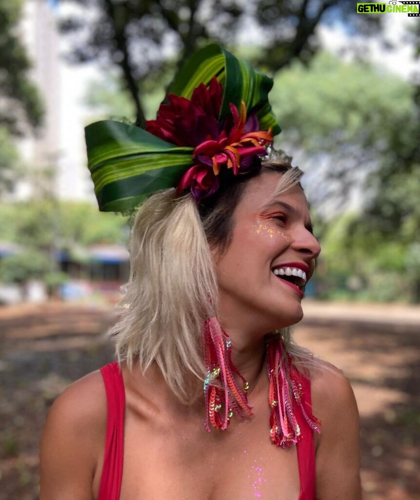 Maria Eduarda Machado Instagram - Tô platinada, amo batucar , o carnaval é a melhor festa do mundo e hoje as @mara.brilhosas tocam as 18 na @nossacasa.vilamadalena 🧡🥁 esse é o post ;)