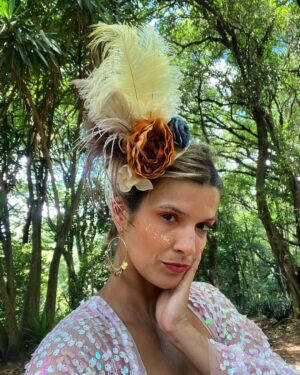 Maria Eduarda Machado Instagram - Meu carnaval começou com esse luxo @partuacessorios 🍒🥁🧡 
Obrigada minhas deusas @marabrilhosas_oficial