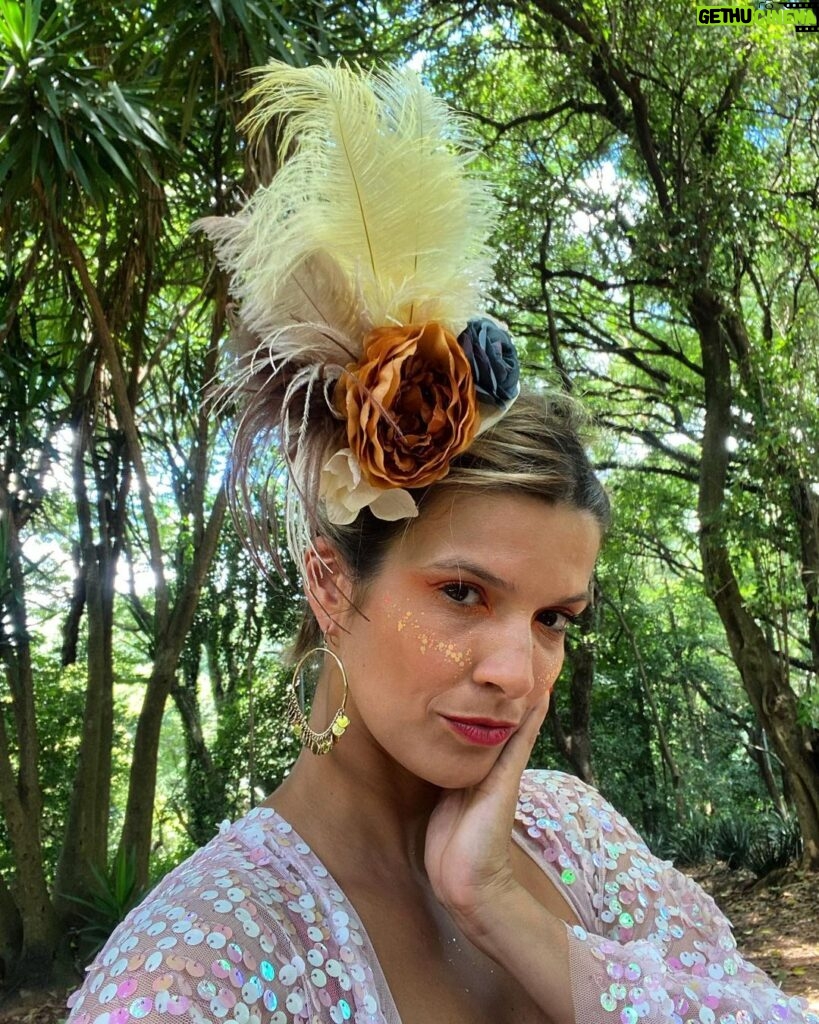 Maria Eduarda Machado Instagram - Meu carnaval começou com esse luxo @partuacessorios 🍒🥁🧡 Obrigada minhas deusas @marabrilhosas_oficial São Paulo, Brazil