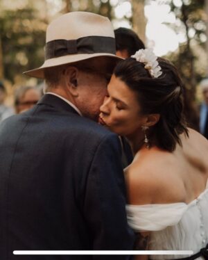 Maria Eduarda Machado Instagram - Hoje não tem como escolher outras fotos…pai, obrigada pelo caminhar!  Esses três momentos registram muito do que esta celebração foi-rodeada de alegria e amor! 
Te amo, filha 🤍

📸 @nataliacastro_fotografa
