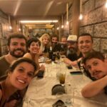 Maria Eduarda Machado Instagram - #postdegratidão Essas duas fotos foram tiradas ontem, depois de completada a primeira semana da nossa temporada na Oswald. É bonito fazer teatro com amigos. Eles nos dão força e nos ensinam a todo momento. Por isso os admiramos sempre. Não só por isso, mas porque a intimidade que funda a amizade abre terrenos férteis onde tudo pode acontecer. E depois que a plateia entra e as luzes são apagadas, tudo pode acontecer. Essa peça é resistência porque renasceu das cinzas. Mas ela só existe porque o amor é a peça mais resistente que existe. Obrigada amigos @bianchini.luizfelipe e @camilamcohen por caminhar junto. E obrigada à @luizfernandomarqueslubi , @erica_montanheiro , @danilomartim.dan , @ludpicosque e @corporastreado por nos acolher e fazer o trabalho existir 💫❤️ Nossos corações brancos e gelados estão sangrando de amor e alegria com vocês. Sigamos! Oficina Cultural Oswald Andrade