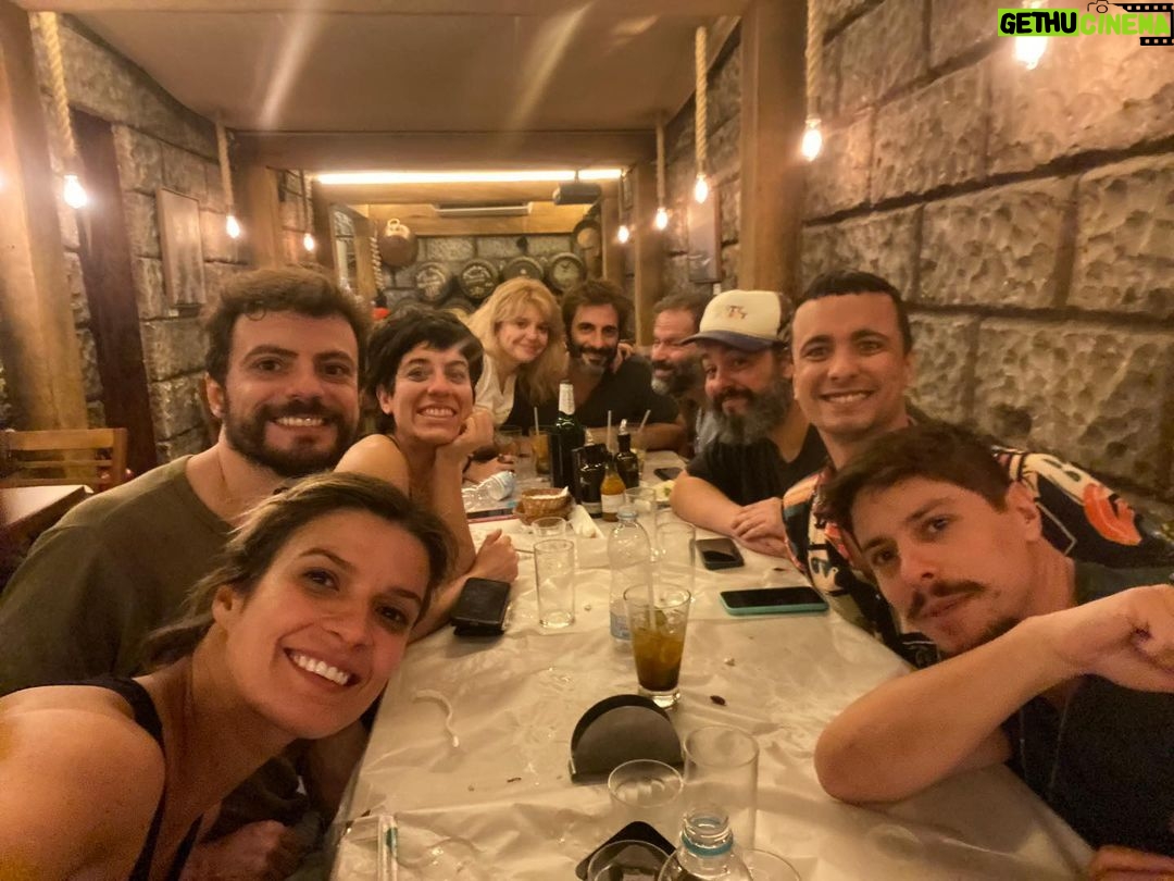 Maria Eduarda Machado Instagram - #postdegratidão Essas duas fotos foram tiradas ontem, depois de completada a primeira semana da nossa temporada na Oswald. É bonito fazer teatro com amigos. Eles nos dão força e nos ensinam a todo momento. Por isso os admiramos sempre. Não só por isso, mas porque a intimidade que funda a amizade abre terrenos férteis onde tudo pode acontecer. E depois que a plateia entra e as luzes são apagadas, tudo pode acontecer. Essa peça é resistência porque renasceu das cinzas. Mas ela só existe porque o amor é a peça mais resistente que existe. Obrigada amigos @bianchini.luizfelipe e @camilamcohen por caminhar junto. E obrigada à @luizfernandomarqueslubi , @erica_montanheiro , @danilomartim.dan , @ludpicosque e @corporastreado por nos acolher e fazer o trabalho existir 💫❤️ Nossos corações brancos e gelados estão sangrando de amor e alegria com vocês. Sigamos! Oficina Cultural Oswald Andrade