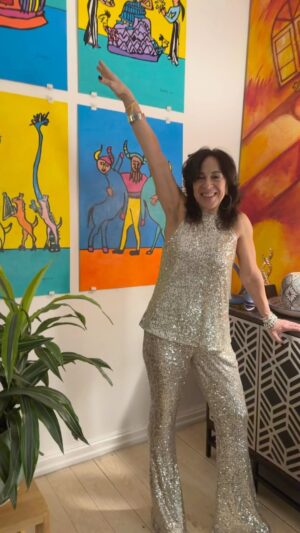 Maria Hinojosa Instagram - I am and will forever be a child of disco 💃🏽 🕺🏽 so of course, when I saw this outfit, I knew I had to have it! Sequins are everything in the right moment! Enjoy this lil compilation and appreciate how I got the beat to go with my dancing. Lol. I am so thankful to my family who allow me to be silly and yes, even intrusive. But they laugh with me in the end.  I’m so happy to welcome a NEW YEAR  My favorite number is 2. So I’m loving the numerology of 2-0-2-4. VAMOSSSSSSSS