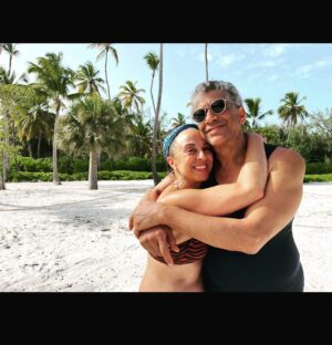 Maria Hinojosa Instagram - Me and my honey for 32 YEARS of marriage!! Te adoro mi querido @germanperezart So blessed to still be in love with this man who inspires me every day. 🥰😍🥰😍🥰