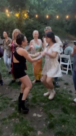 Maria Hinojosa Instagram - EWF. Mija. Dancing outdoors. Surrounded by love. What more could I ask for it? Nothing  PURE JOY. PURA VIDAAAAA. As you know, I haven’t been posting a lot. Taking a little bit of a break. But this just came up on my feed this morning and I wanted to share from earlier this summer celebrating my birthday. This is how I’m gonna start my week. Filled with love.