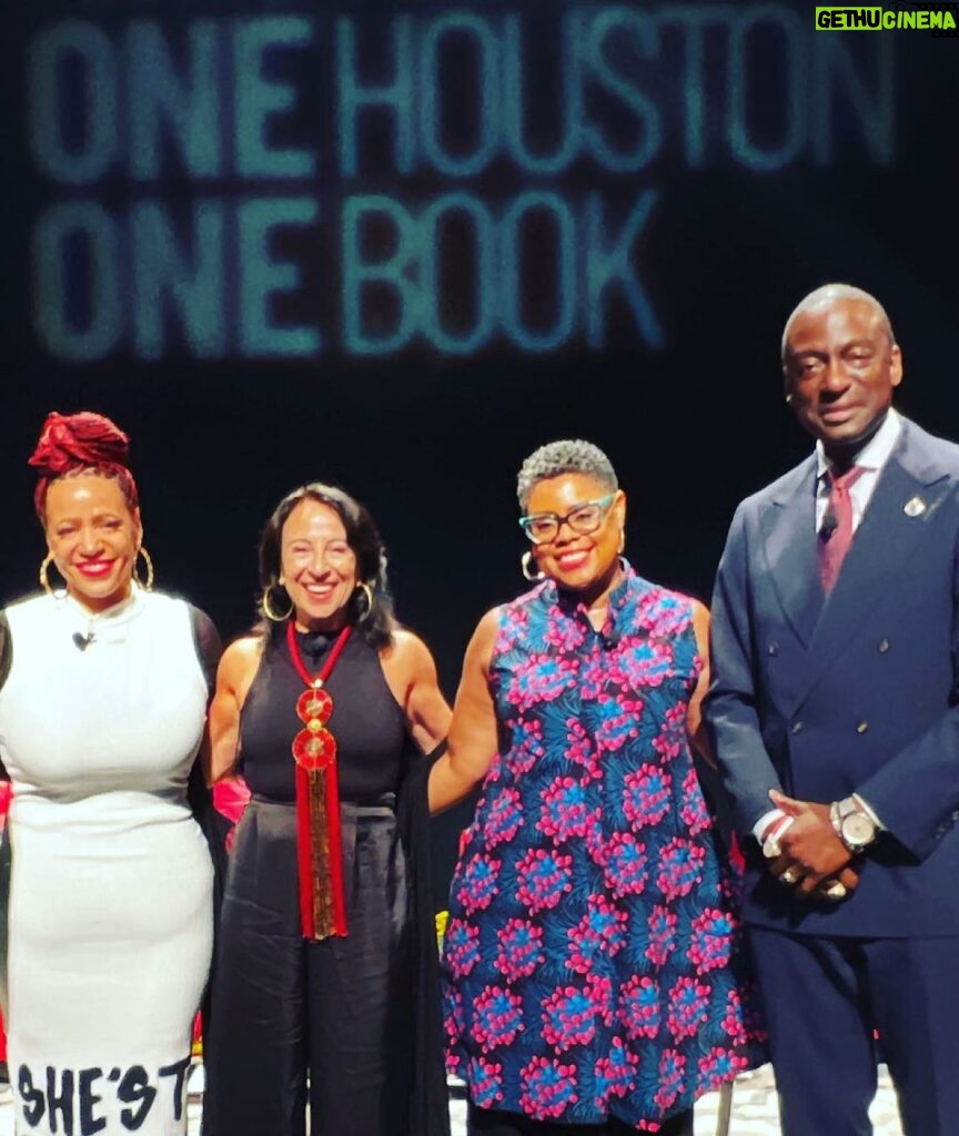 Maria Hinojosa Instagram - What a night. So powerful. With my peeps @nikolehannahjones @dr.yusefsalaam @ibizoboi @houstonpubliclibrary BRAVO HOUSTON for bringing us together. Gratitude to all the librarians and libraries!